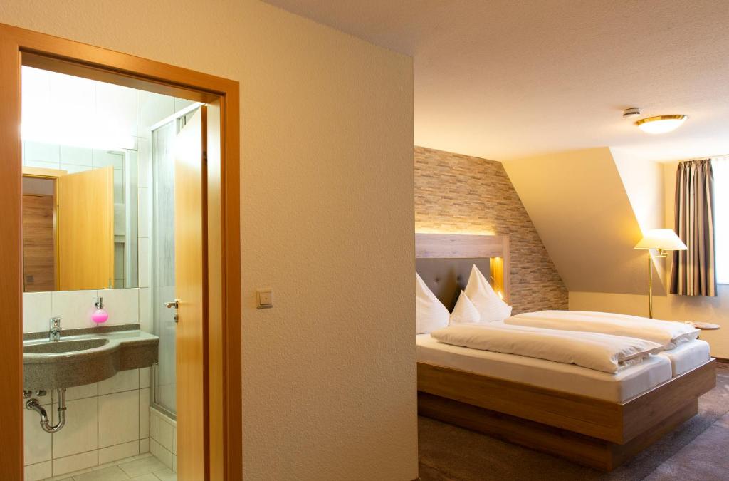 Land-gut-Hotel Räuber Lippoldskrug photo 3