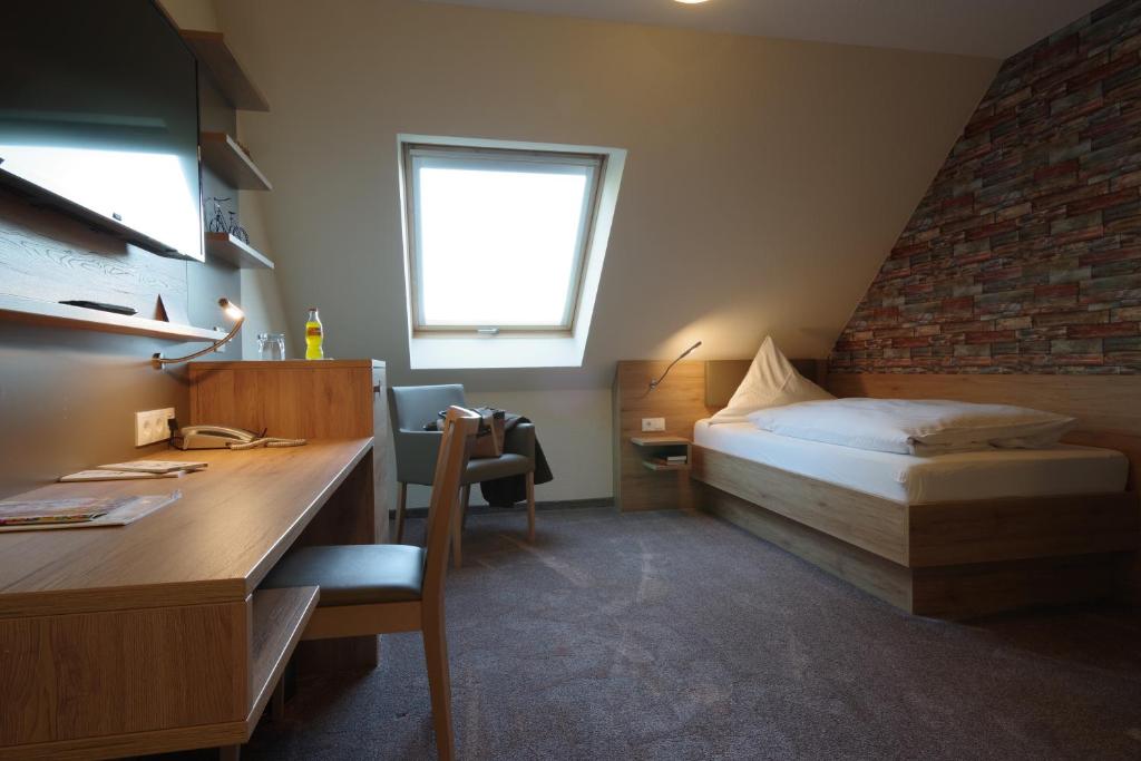 Land-gut-Hotel Räuber Lippoldskrug photo 1