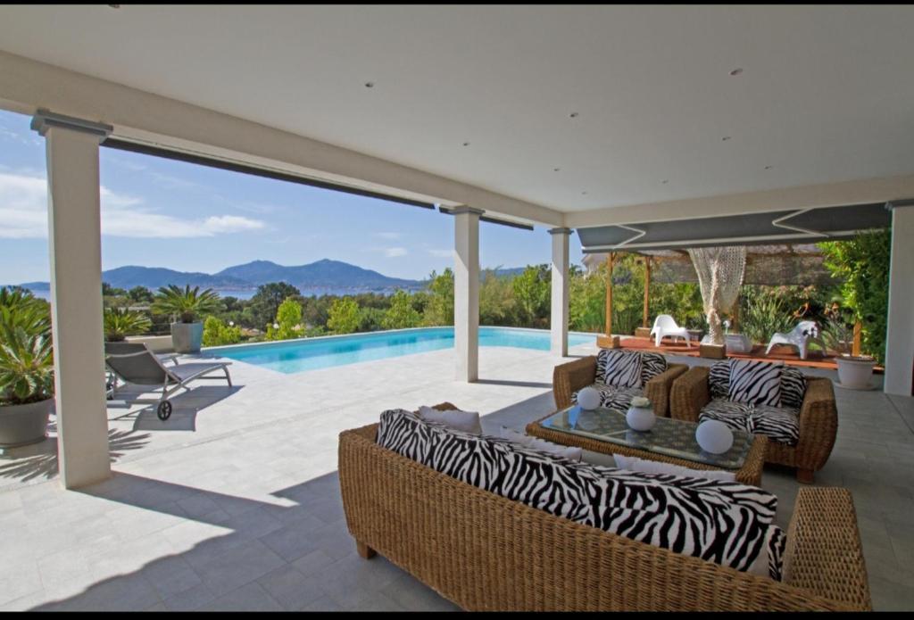 Villa individuelle avec piscine privée chauffée proche commerces et plage photo 1