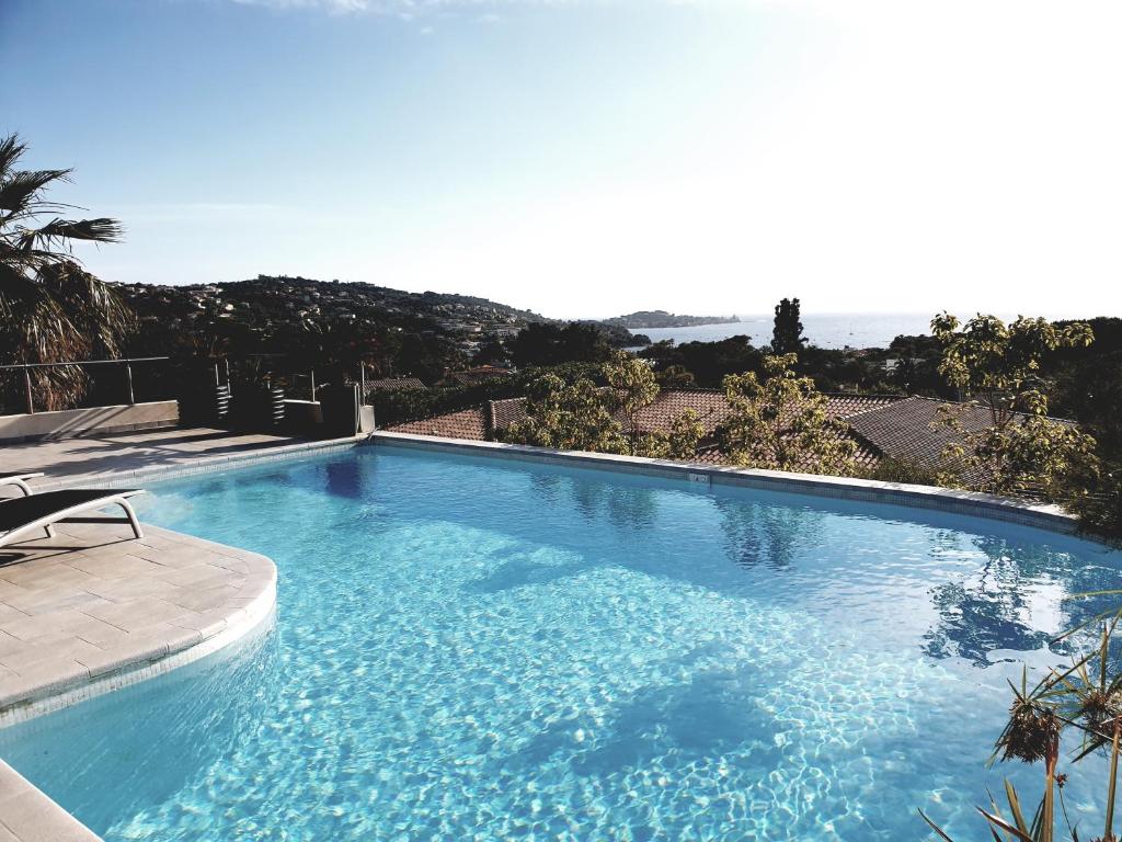 Villa individuelle avec piscine privée chauffée proche commerces et plage photo 3