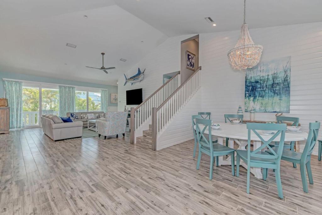 4 bed 4 bath, bonus bunk room heated pool WATER SLIDE spa WiFi photo 2