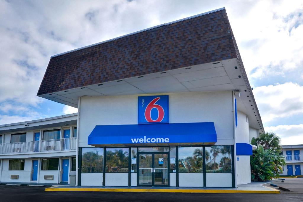 Motel 6 Cocoa Beach, FL image