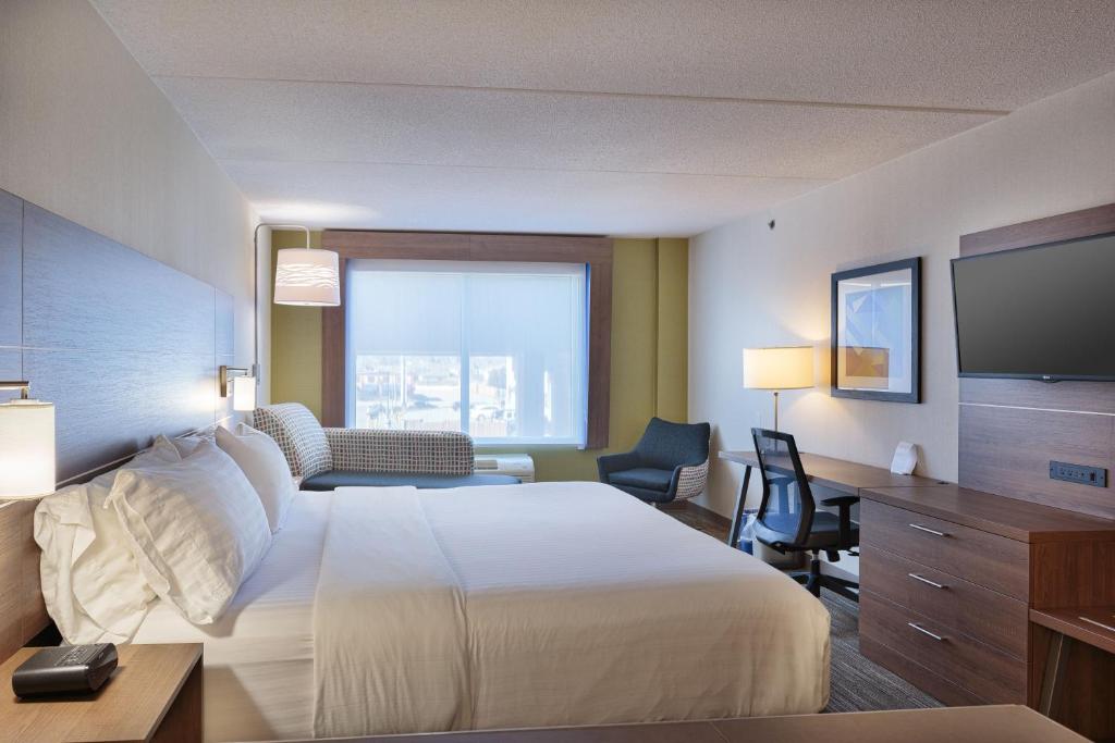 Holiday Inn Express & Suites - Belleville, an IHG Hotel photo 2