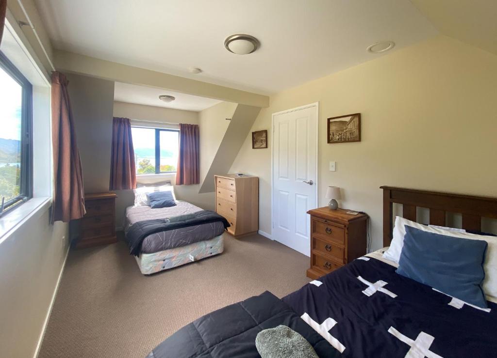 Stunning Panoramic Lake Hawea Views 5 Bedrooms - Tap to explore photos