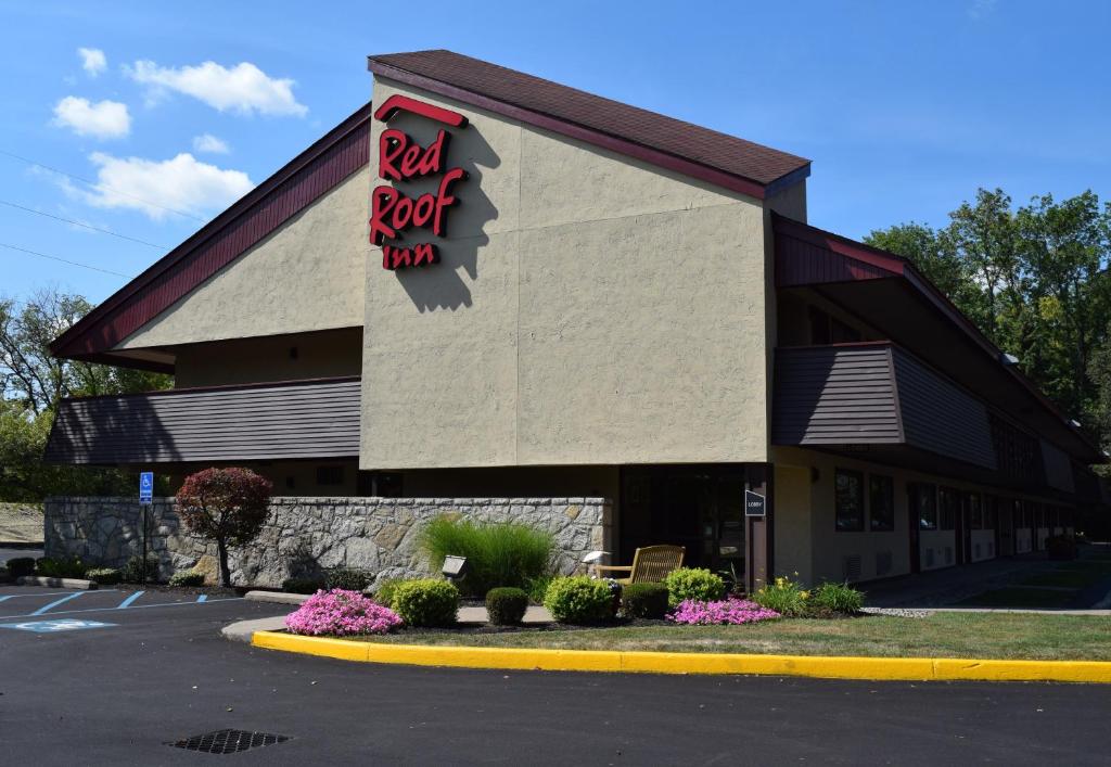 Red Roof Inn Utica image