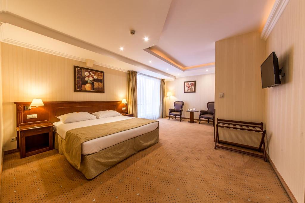 Сьюит (Upgraded Suite, 1 King Bed, Non Smoking), Ramada Hotel & Suites Bucharest North