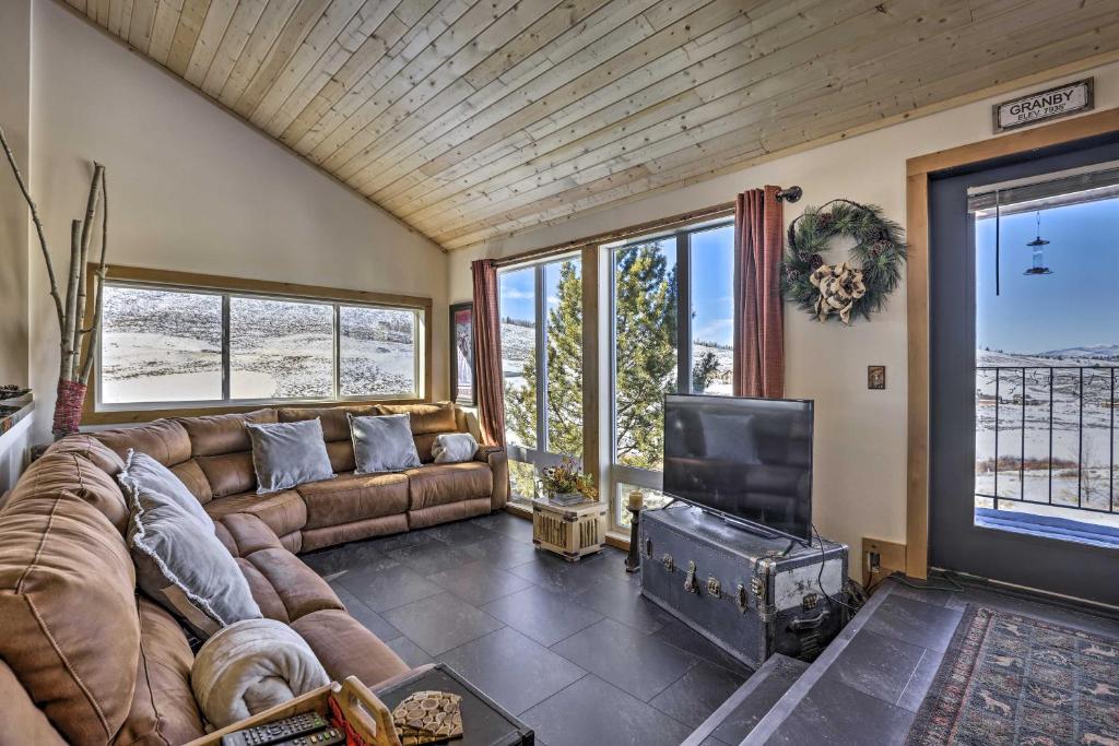 Granby Condo with Hot Tub Less Than 1 Mi to Ski Slopes! photo 3