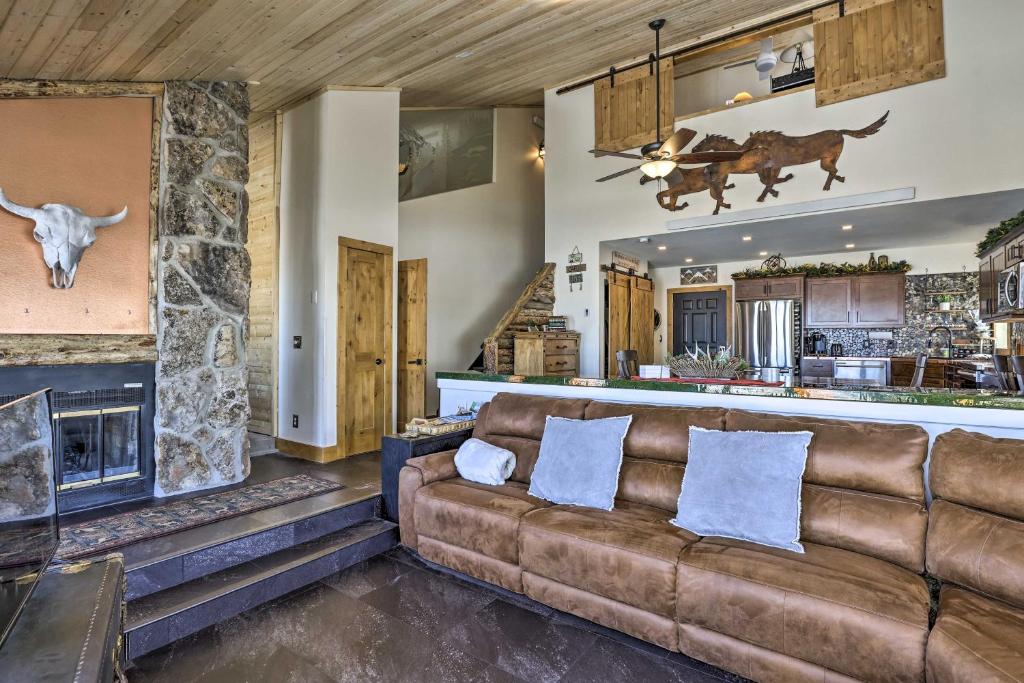 Granby Condo with Hot Tub Less Than 1 Mi to Ski Slopes! photo 4
