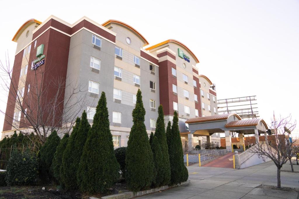 Holiday Inn Express Maspeth, an IHG Hotel image