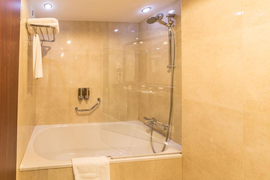 Ramada Hotel & Suites Bucharest North Room Type - Business Twin Room - Non-Smoking