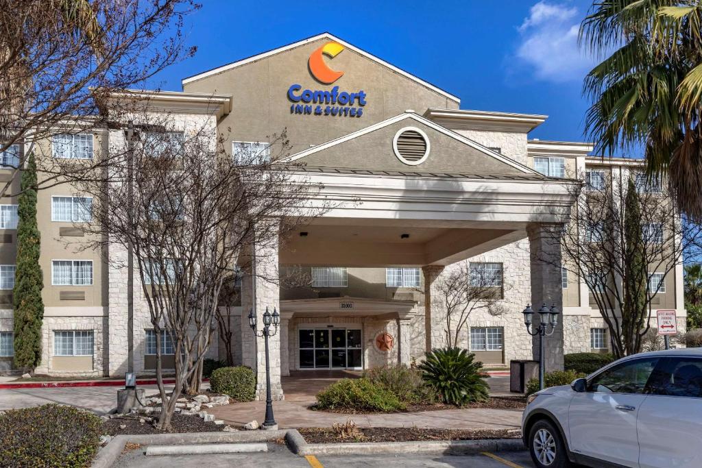 Comfort Inn & Suites Texas Hill Country image