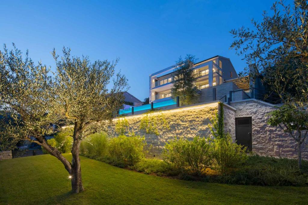 Villa Labin Waterfront - Stunning Sea Views - Jacuzzi - Sauna - Pool Table photo 1