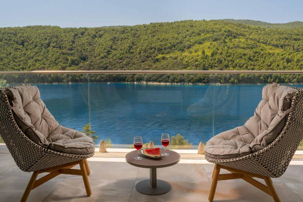 Villa Labin Waterfront - Stunning Sea Views - Jacuzzi - Sauna - Pool Table photo 3