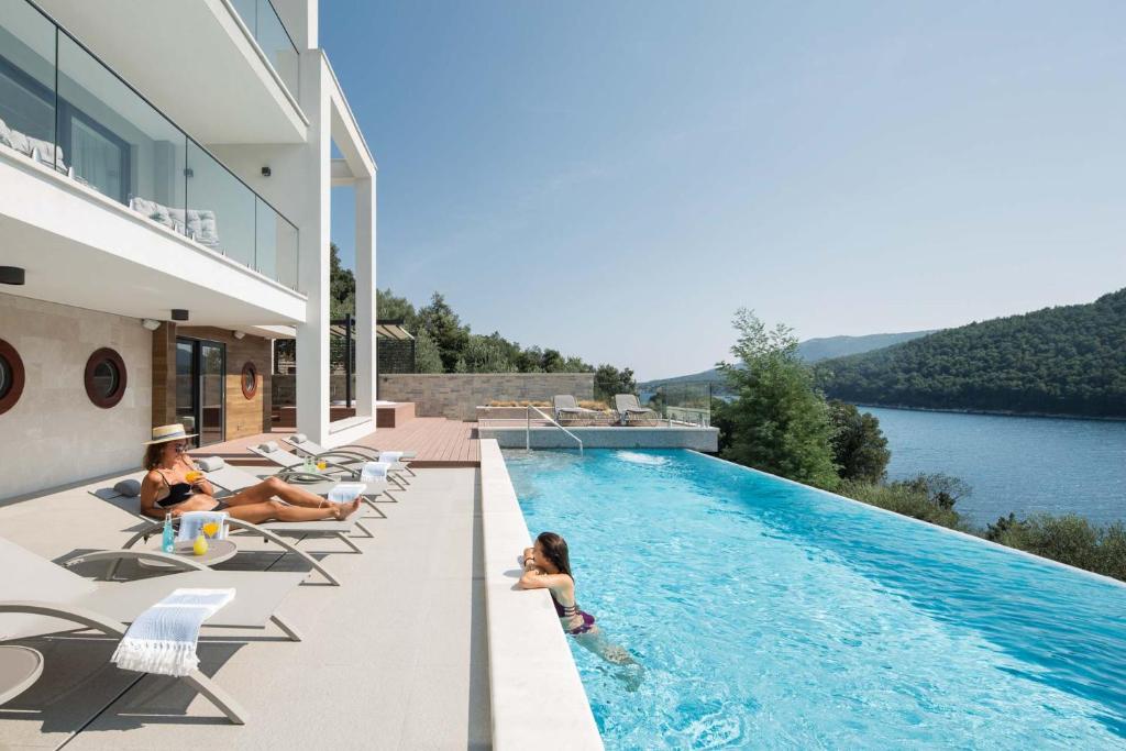 Villa Labin Waterfront - Stunning Sea Views - Jacuzzi - Sauna - Pool Table photo 4