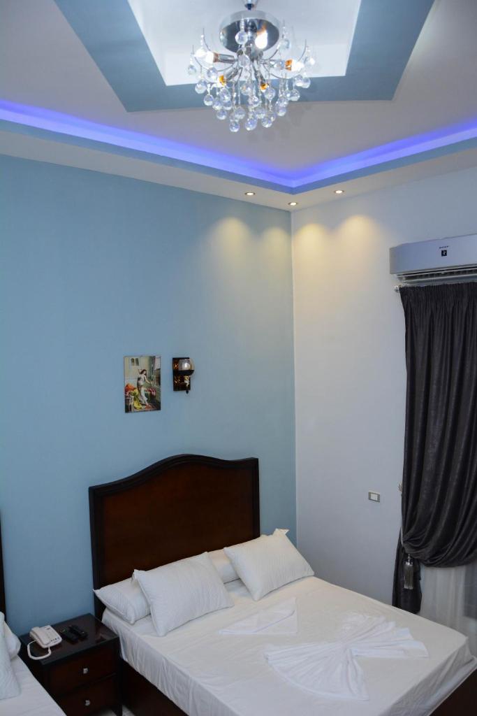 Семейный (Семейный номер с балконом), Crown Hotel