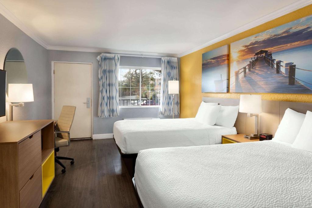Days Inn by Wyndham Pensacola - Historic Downtown photo 2