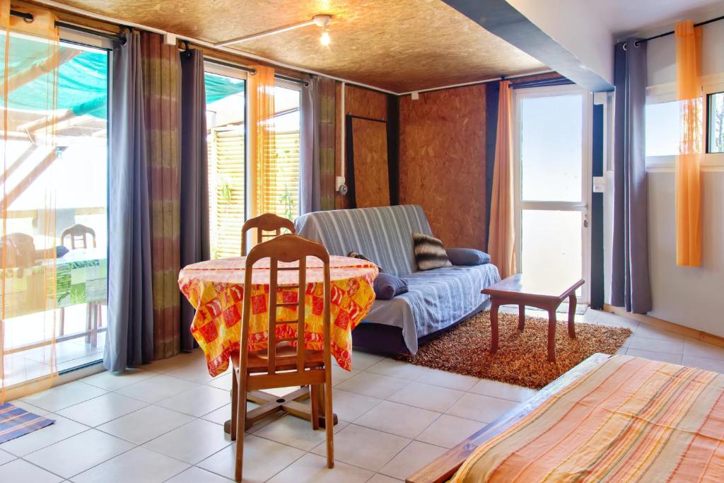Studio avec vue sur la mer jardin clos et wifi a L'etang sale a 6 km de la plage photo 3