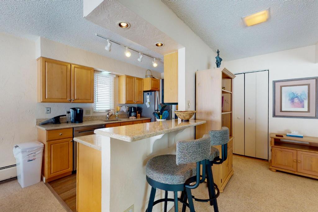 Remodeled 2 Bedroom East Vail Condo #102 w/ Hot Tub. Steps to Shuttle. photo 4