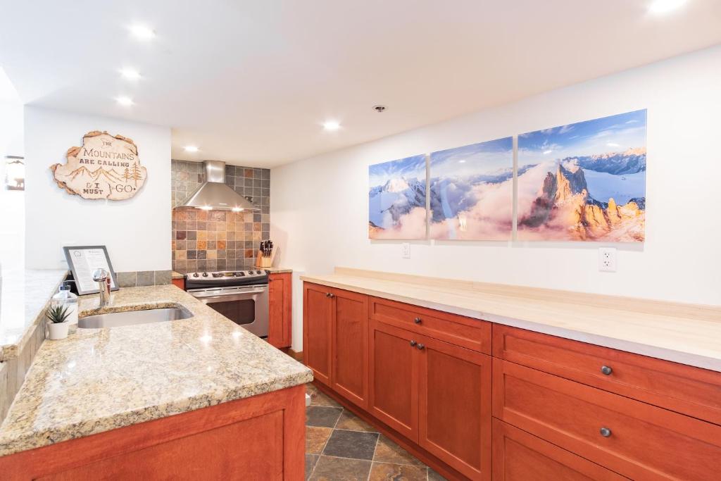 Carleton Lodge by Outpost Whistler photo 2