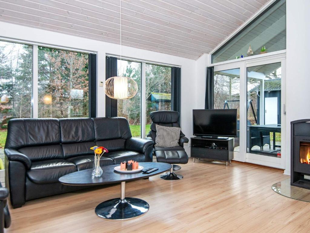 10 person holiday home in Glesborg photo 3