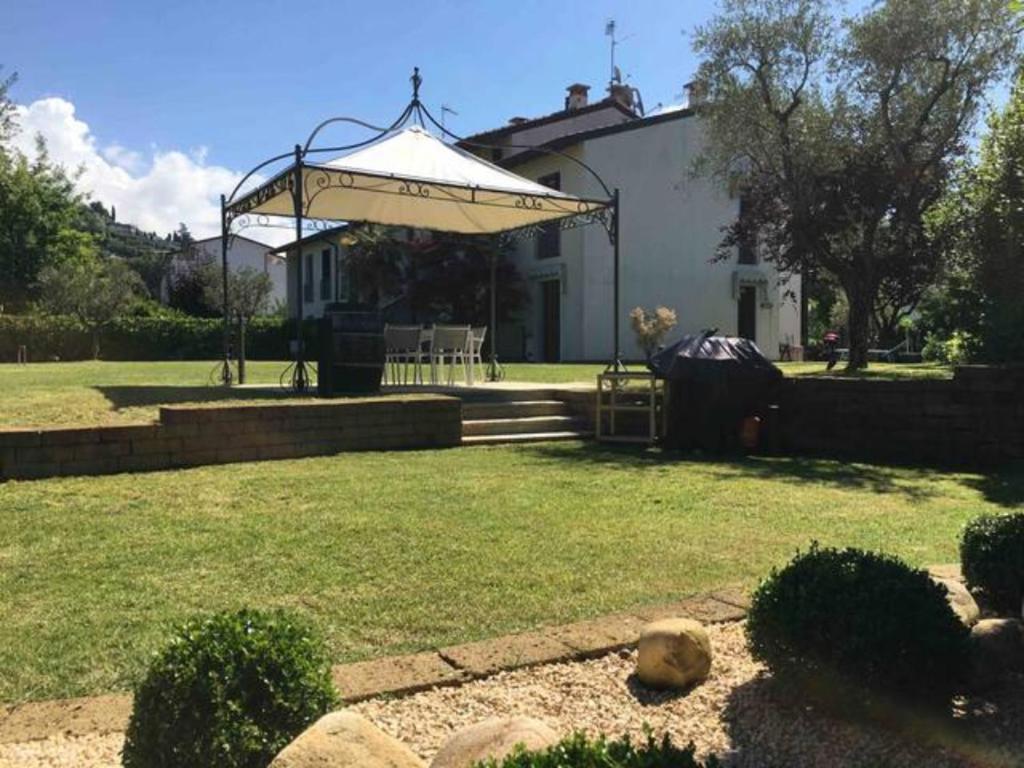 Villa con ampio giardino esterno e piscina condominiale photo 3