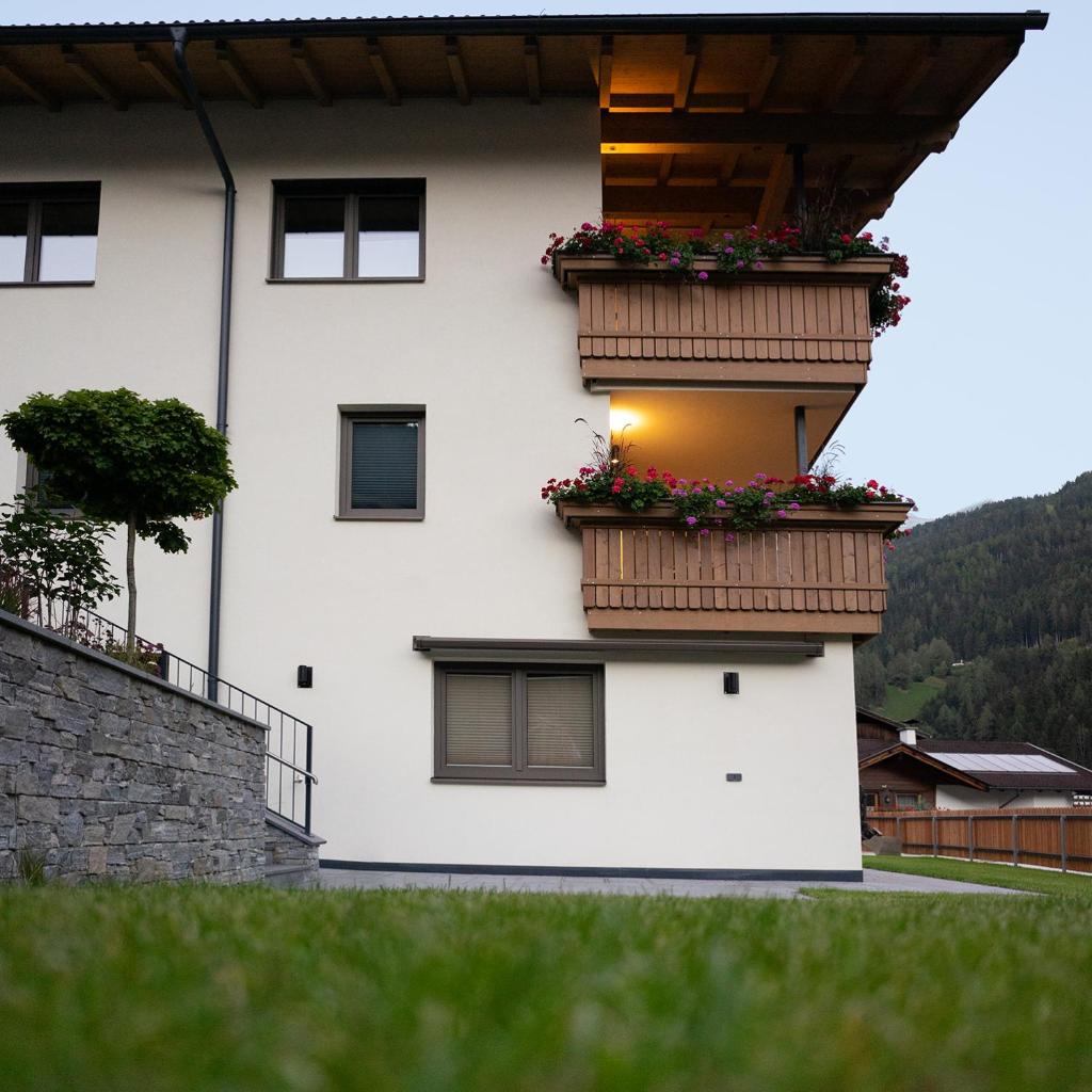Berg' & Bluamen Appartements Stubai photo 2