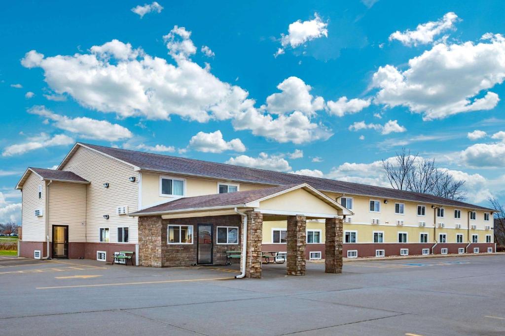 Super 8 by Wyndham Fort Madison image
