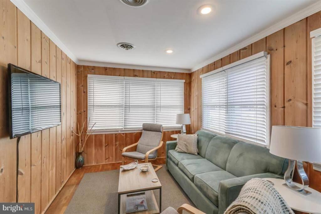 Quaint Beach Block Cottage, 100 steps to the beach photo 2