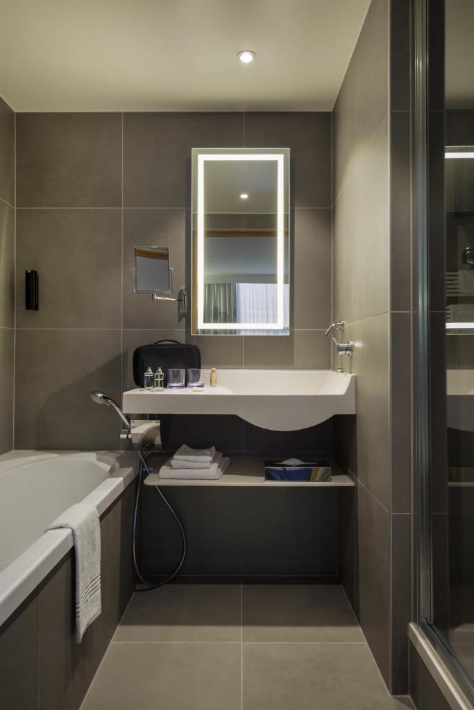 Сьюит (Улучшенный люкс с диваном-кроватью), Novotel Genève Centre