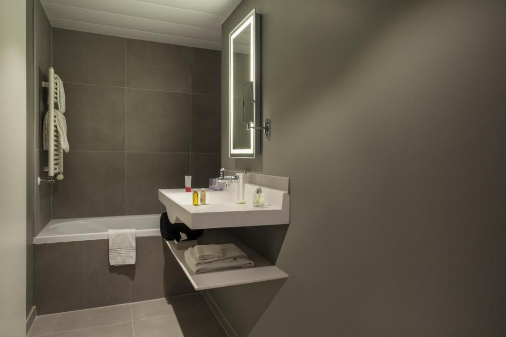 Сьюит (Улучшенный люкс с диваном-кроватью), Novotel Genève Centre