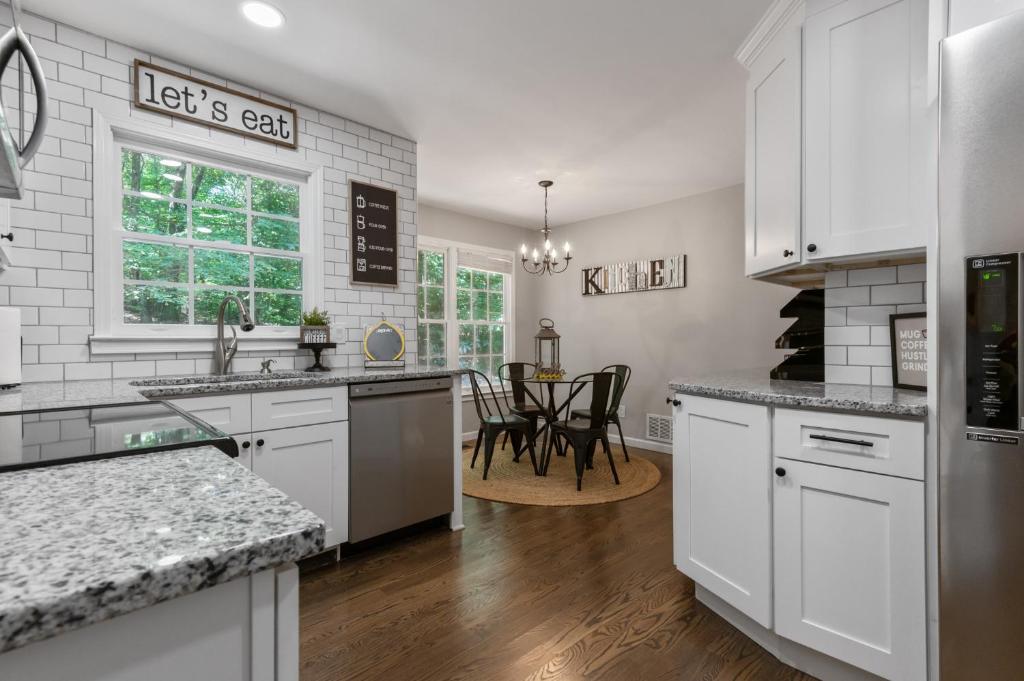 Explore Historic DT In This Cozy Open Air 5BR Stay photo 3