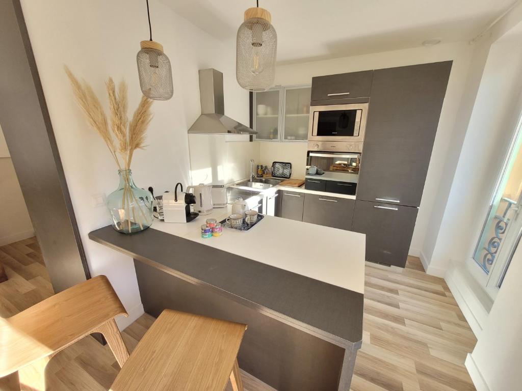Sunny and calm 2 bed apartment place du Pin photo 1