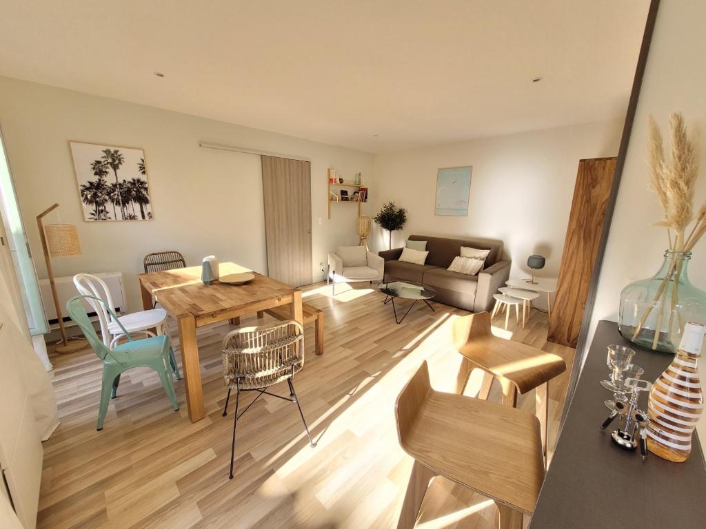 Sunny and calm 2 bed apartment place du Pin photo 2