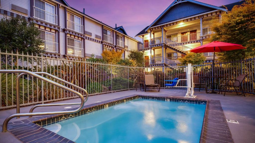 Best Western Plus Bayshore Inn image