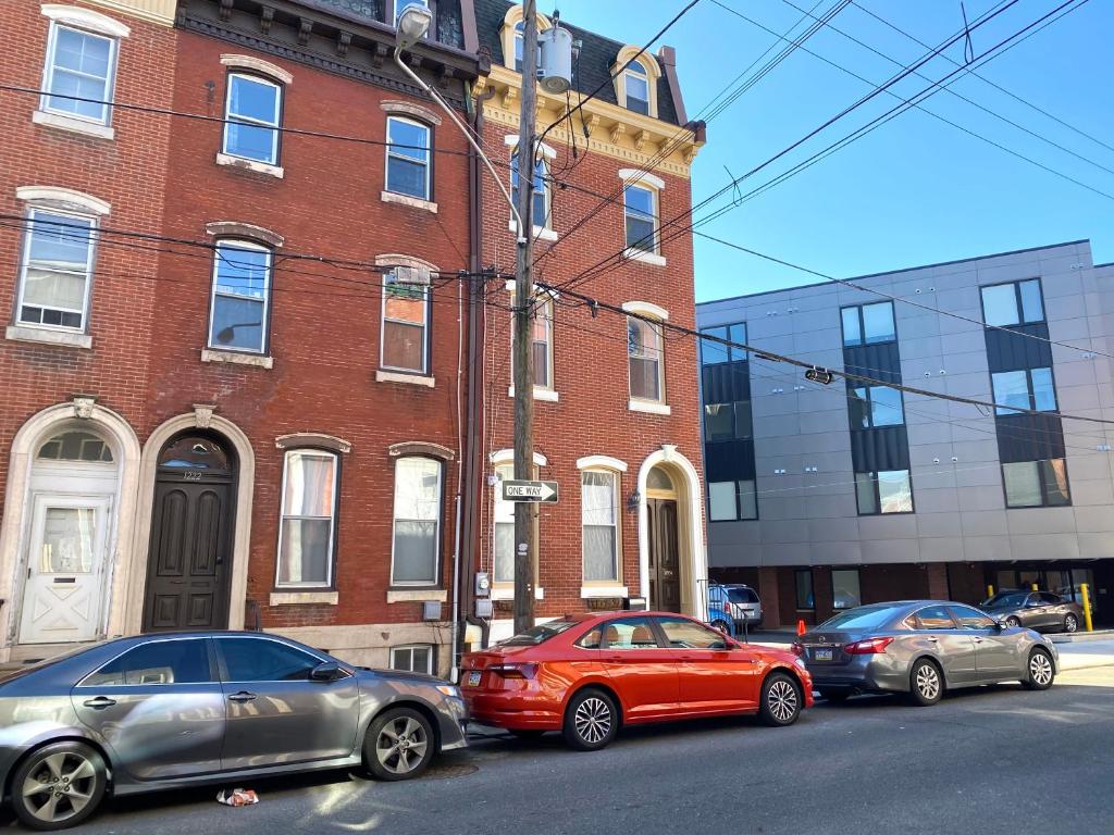 Alina & Fanny - Philadelphia 1224 Mt Vernon St image