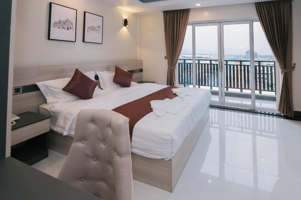 Twin Hotel, Kaeb