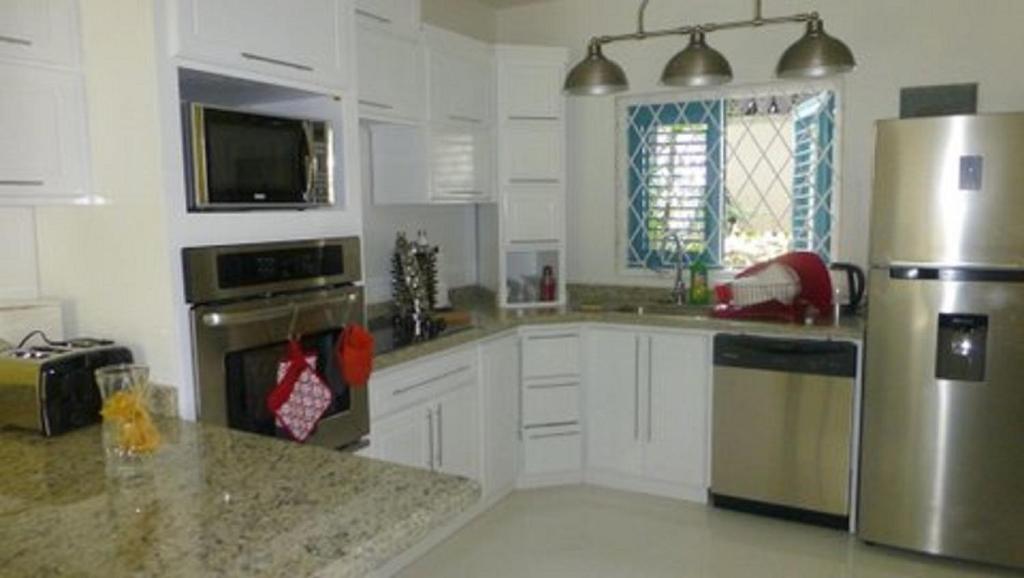 Rockley Golf Club, 2 bed 2 bath Pool, Tennis, Golf, Bar & Restaurant! photo 4