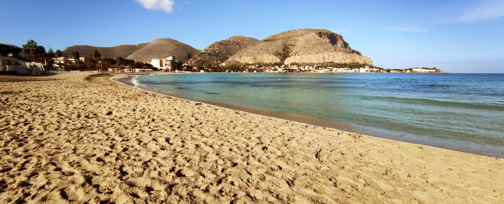 La sirena sul mare di Mondello photo 1