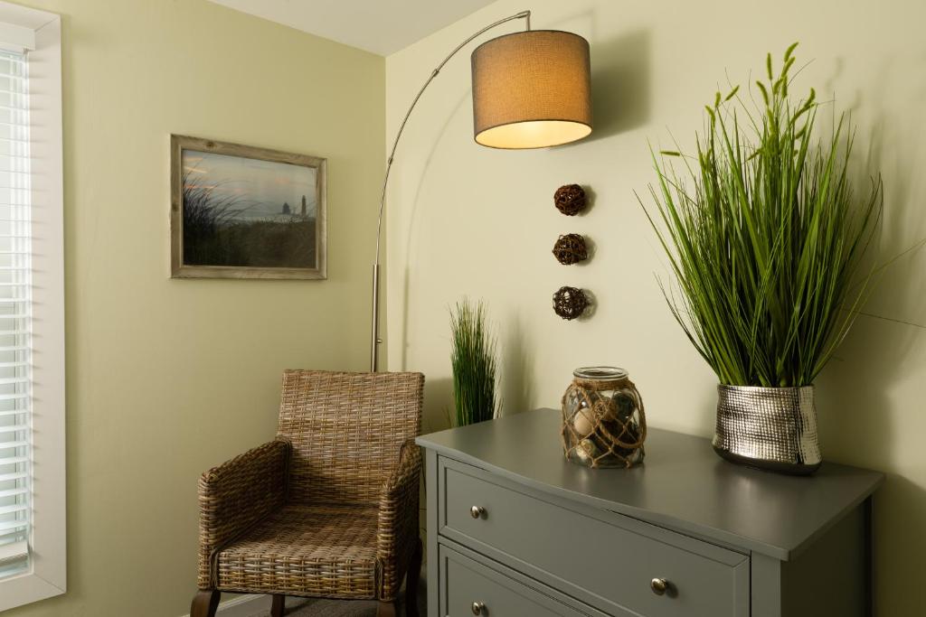 Looking Glass Beachfront Inn photo 3
