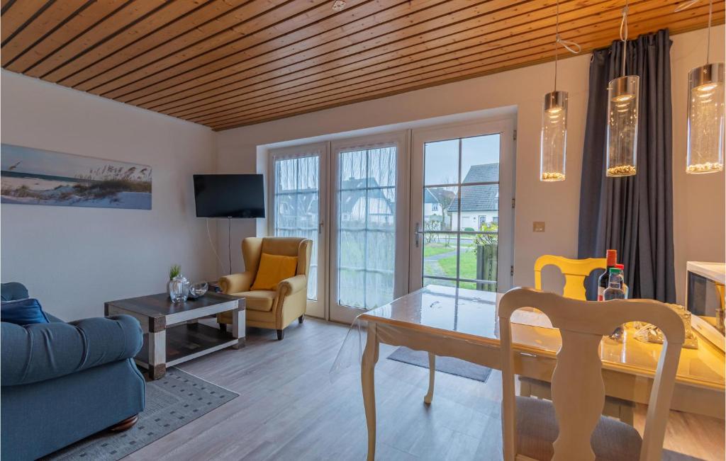 Awesome Apartment In Friedrichskoog-spitze With 2 Bedrooms And Wifi