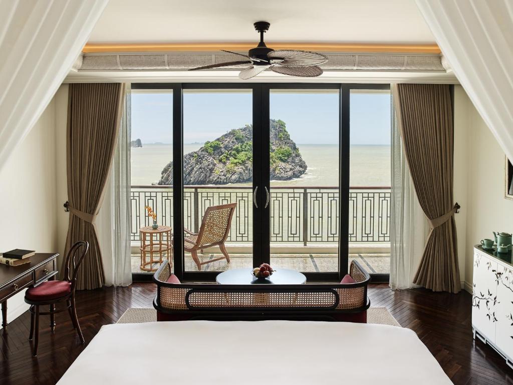 Двухместный (Номер Делюкс с кроватью размера «king-size» и балконом), Hôtel Perle d'Orient Cat Ba - MGallery