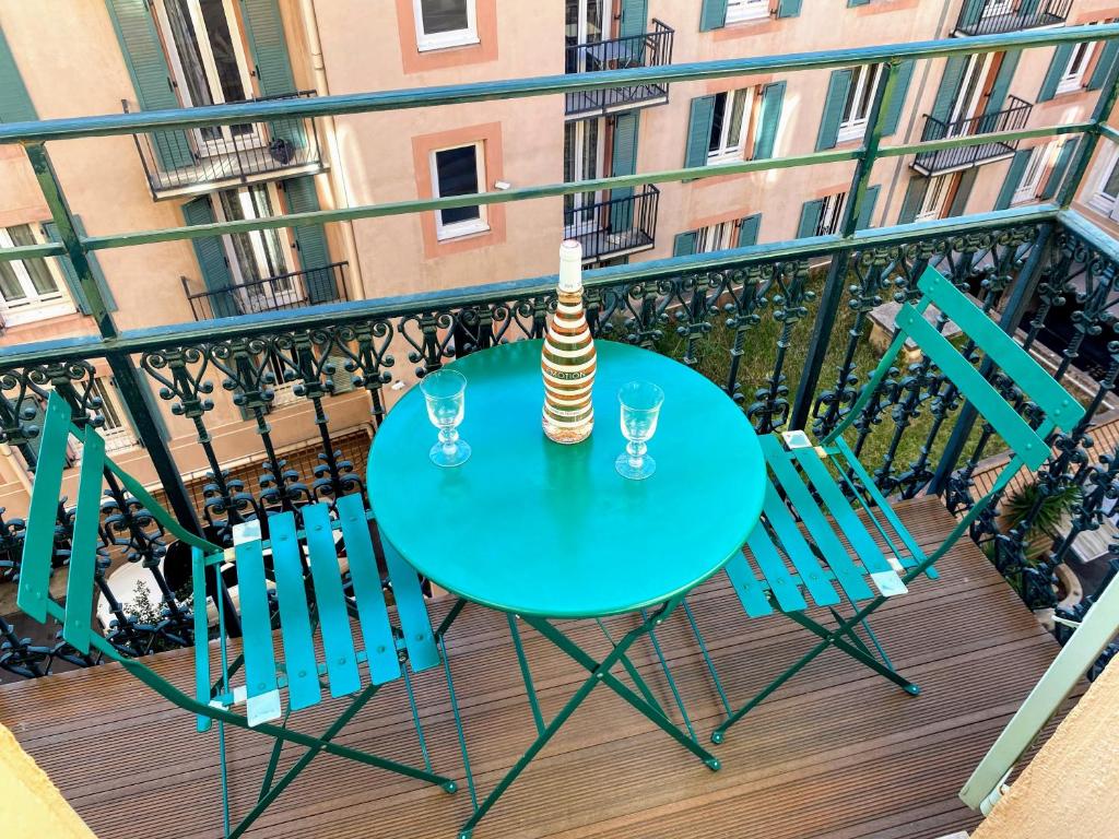 Sunny and calm 2 bed apartment place du Pin photo 3
