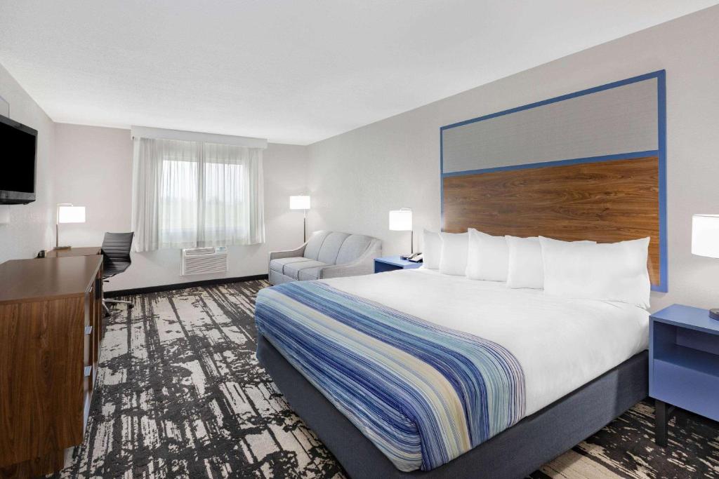 AmericInn by Wyndham Pella photo 1