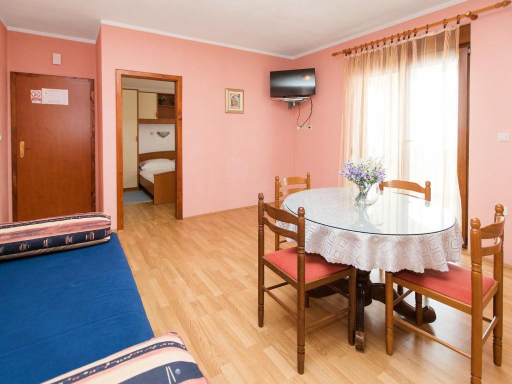 Apartment Nikol - CKV122 by Interhome photo 2