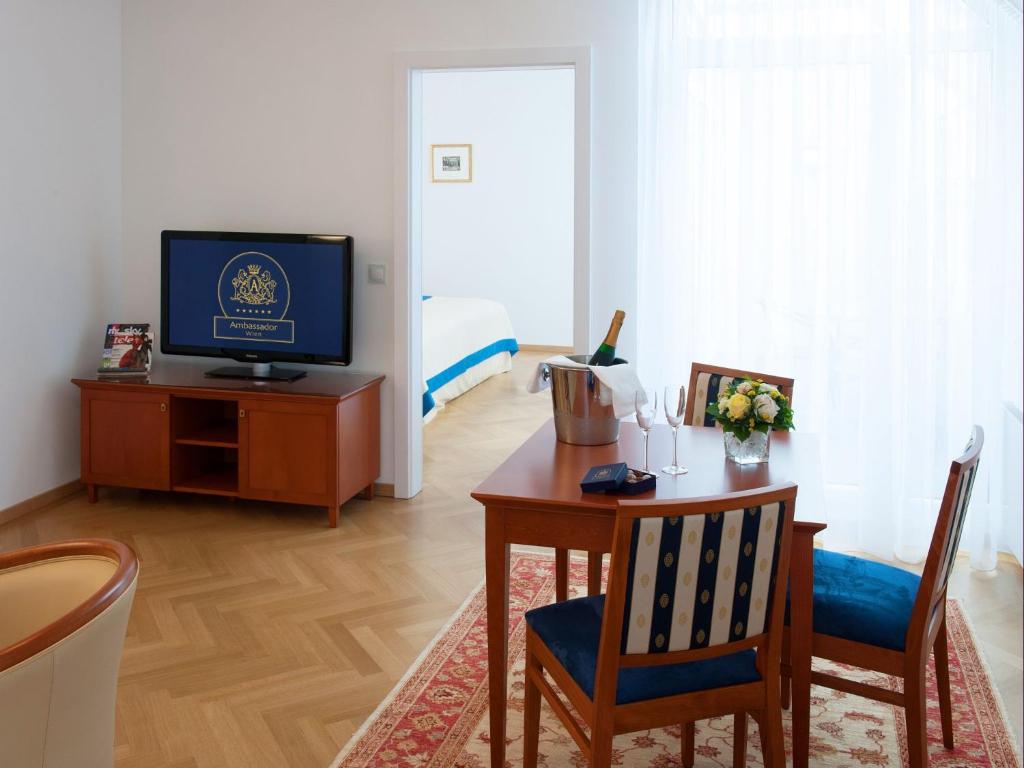 Апартаменты (Апартаменты с видом на город - Верхний этаж), Hotel Ambassador