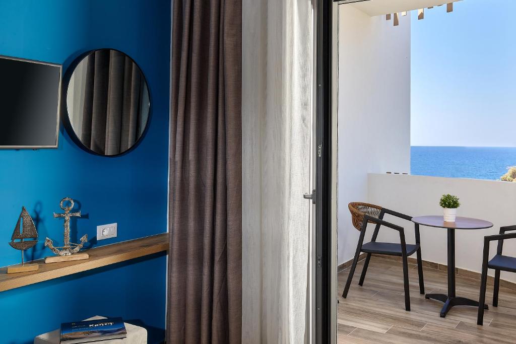 Студио (Улучшенный номер-студио с видом на море), Theasea Stylish Residences