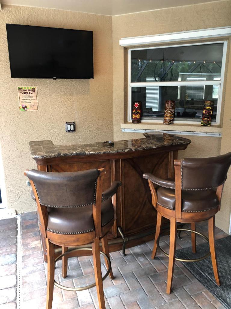 Tiki Paradise House & pool - 10 min to Beach! photo 3