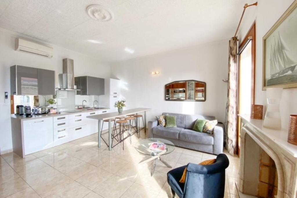 Quai St Pierre 2 bedrooms apt with sea view photo 3