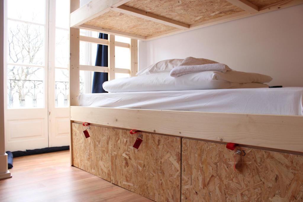 Номер (Кровать в общем 9-местном номере), Lookout Lisbon Hostel