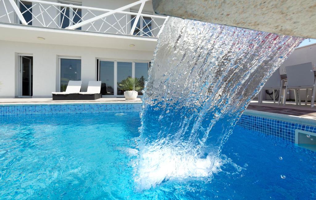 Villa Capitano 3 bedrooms w ensuite bathroom and heated pool photo 3